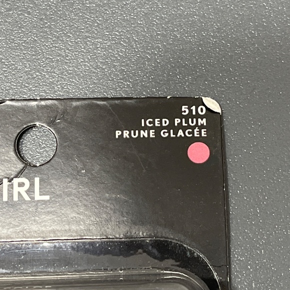 NEW CoverGirl Classic Color Powder Blush, Iced Plum, 0.3 oz - Picture 4 of 6